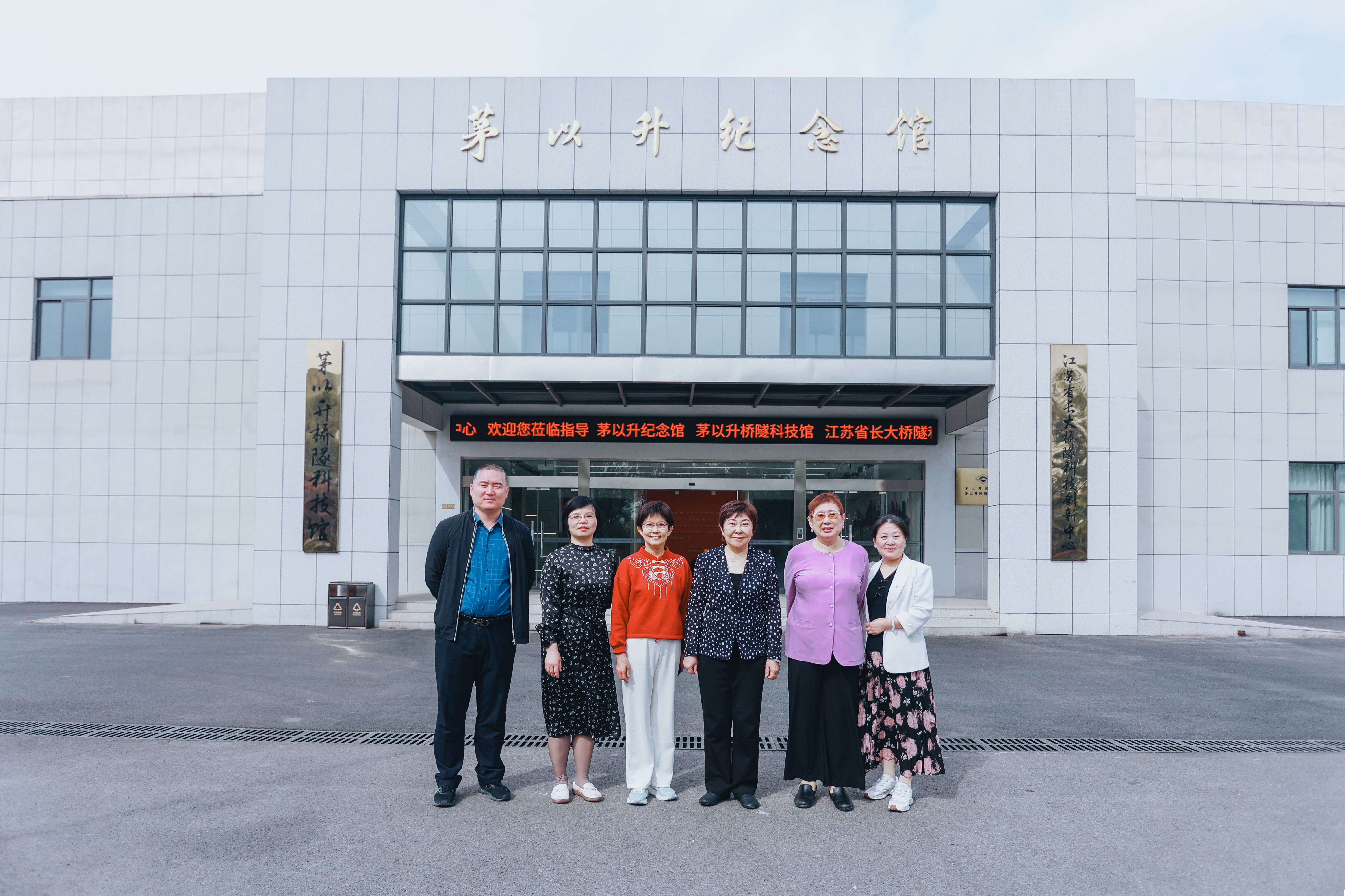 中国科协科学家精神报告团成员合影.jpg